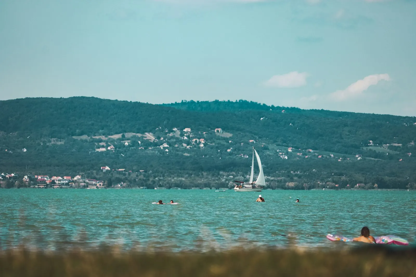 Żaglówka przy brzegu Balatonu